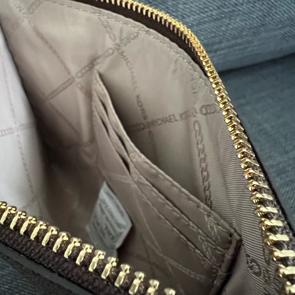 NEW MICHAEL KORS LOGO LARGE ZIP WRISTLET CLUTCH - Picture 5 of 7